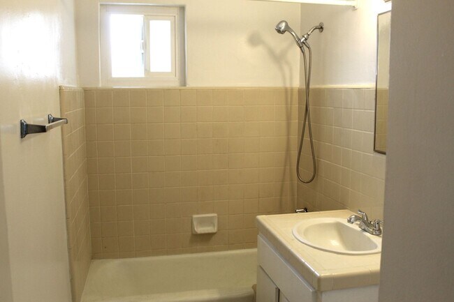 Building Photo - Cute Home for Rent South Bakersfield Cul De Sac