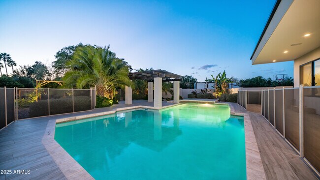 Building Photo - 7417 E Paradise Dr