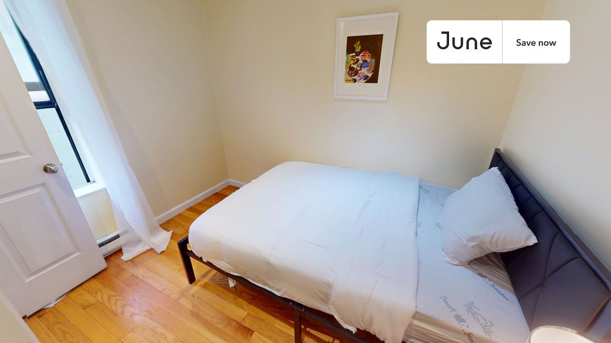 Building Photo - 15 W 107th St