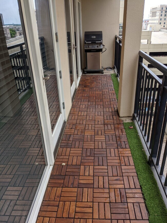 Barbeque in Balcony: Gas included - 230 S Tryon St