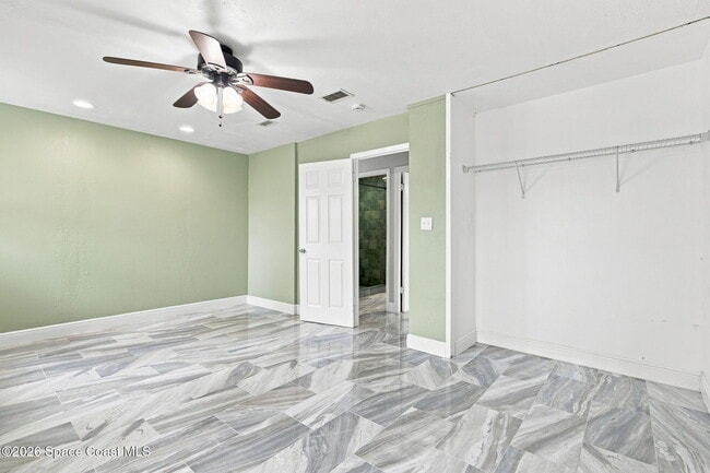 Building Photo - 2267 Robinhood Dr