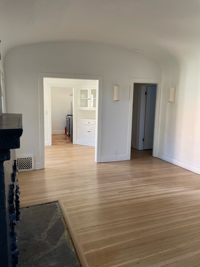 Building Photo - 2076 Paramount Dr