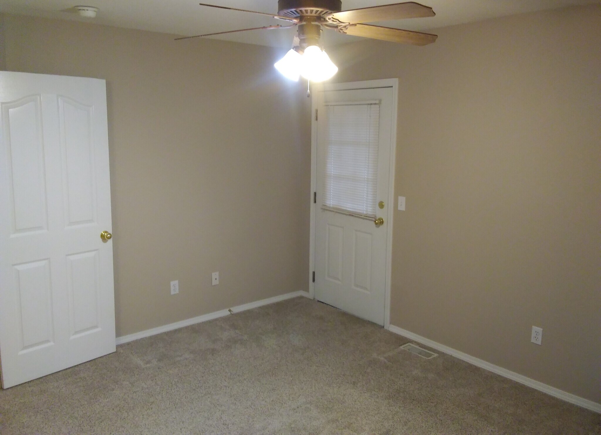 Master bedroom with door to Back Yard - 3013 N Fremont Ave