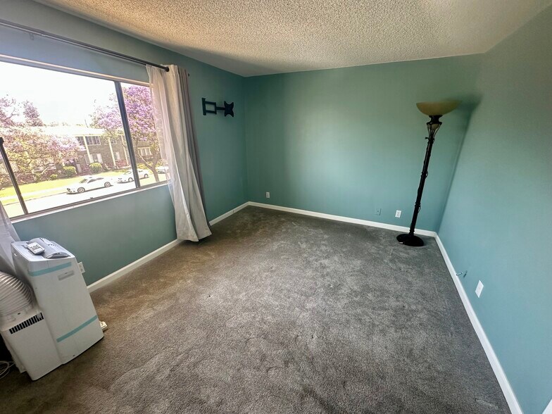 Building Photo - 4515 California Ave