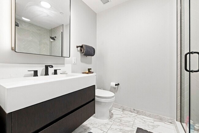 Building Photo - 55 Lagrange St