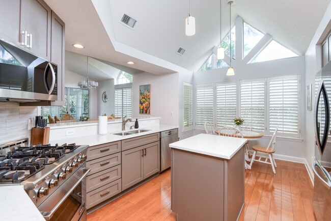 Building Photo - Luxury 3-bedroom - 4 bath with garage