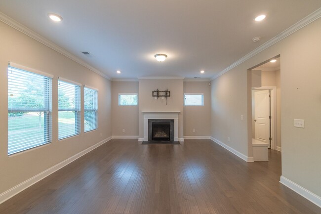 Building Photo - Spacious & Elegant 4 Bedroom Home in Fort ...