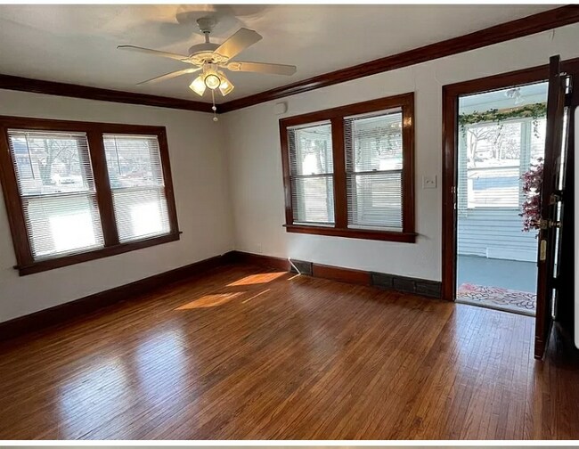 Building Photo - 627 N Sunset Ave
