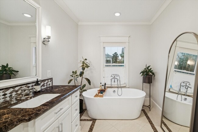 Building Photo - 1030 Waverly St