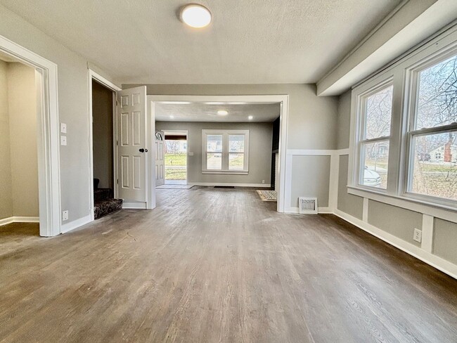 Building Photo - Beautifully Renovated 5-Bedroom Home with ...