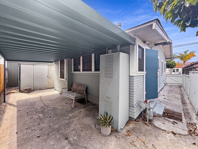 Building Photo - Perfectly located 1 Bd/1Ba house with a bo...