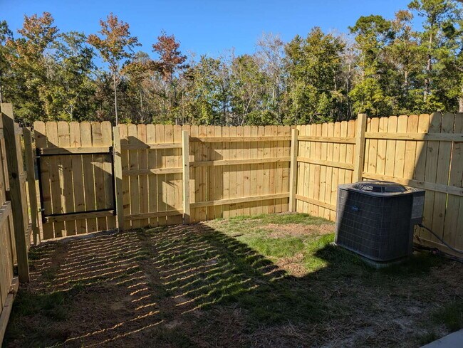 Building Photo - Spacious 2 Bedroom, 2.5 Bath Townhome 160 Loren Rd.