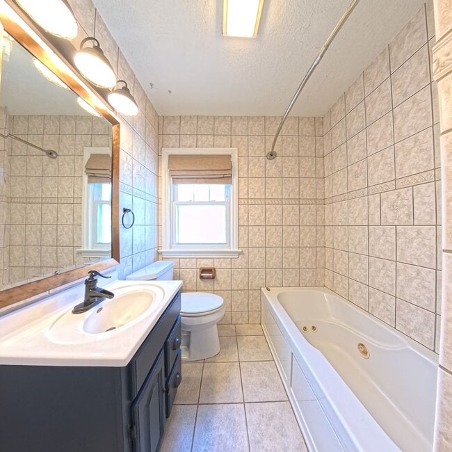 Building Photo - 3 Bedroom 3 Bathroom Home in Des Moines