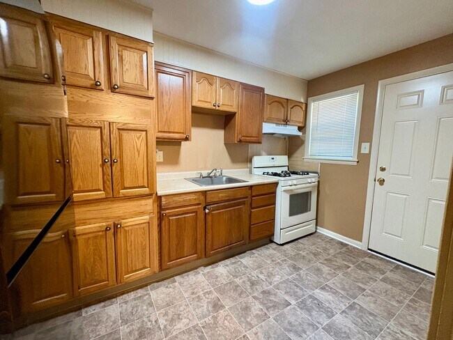 Building Photo - 3 Bedroom Apartment Available in Harrisburg!