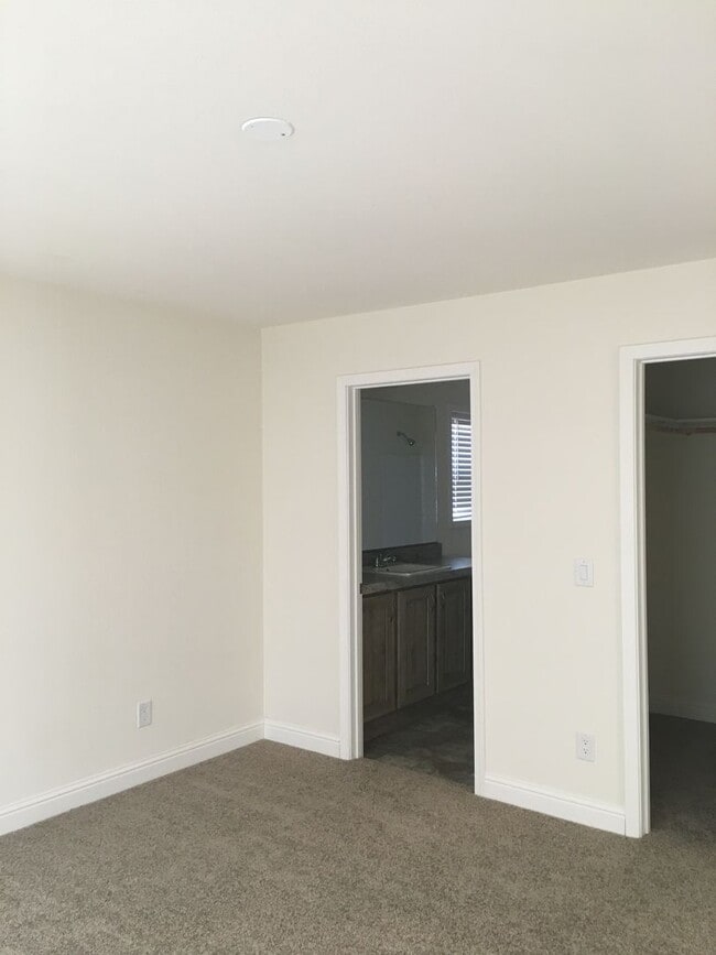 Building Photo - Paradise Location with end of road privacy...