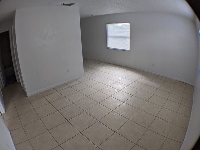 Building Photo - 3 Bedroom, 2 Bathrooms Apartment with Wate...