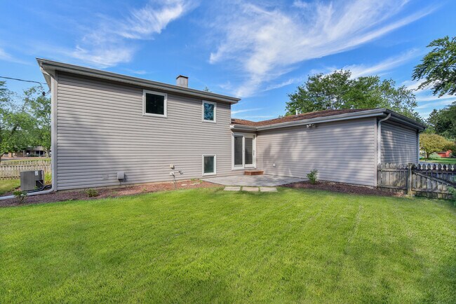 Building Photo - 5S480 Campbell Dr