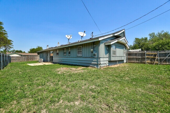 Building Photo - Nice 4 Bed 1.5 Baths Located near Tinker Diagonal