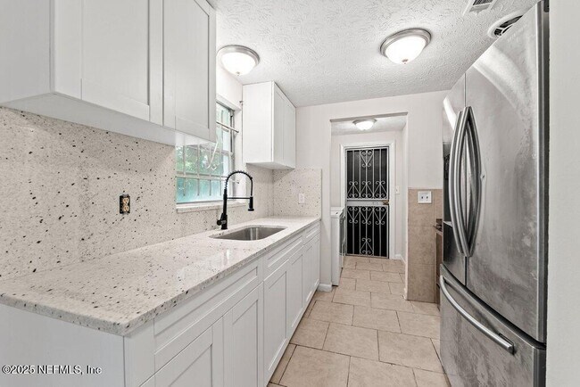 Building Photo - 4504 Lincrest Dr S