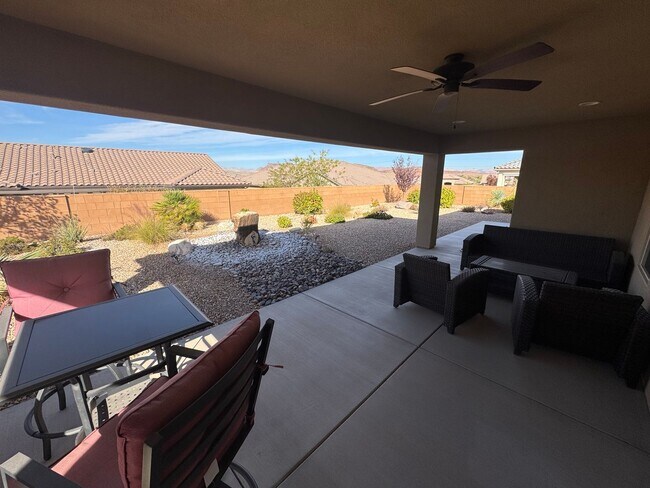 Building Photo - Beautiful 2 Bed / 2 Bath Home in Sun River 55+ Community!!