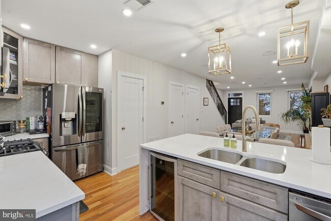 Building Photo - 331 W St NE