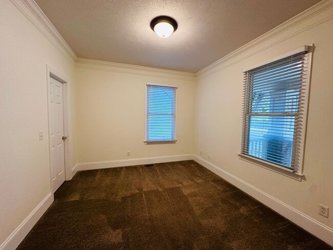 Building Photo - 4 Bedroom 3 Bath House