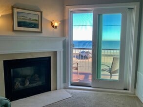 Building Photo - 45 Hull Shore Dr