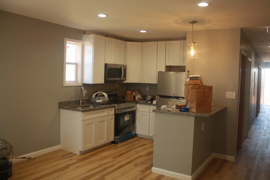 7918 1/2 Kitchen - 7918 Lloyd Ave