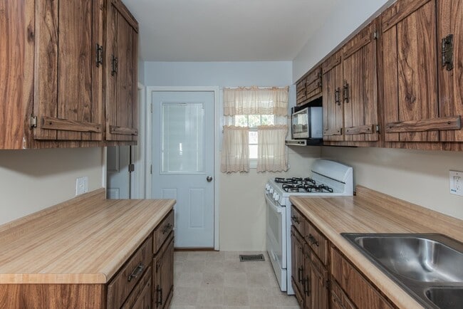 Building Photo - 10701 St Henry Ln