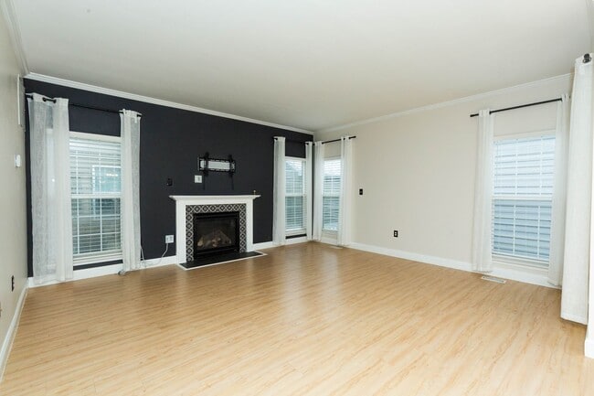Building Photo - 4 bed, 2.5 bath Single Family Home in Char...