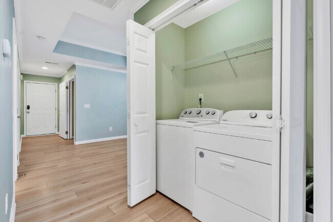 Building Photo - Spacious 3BR, 2BA Townhome with 2-Car Garage & Fireplace $1850/mo rent***