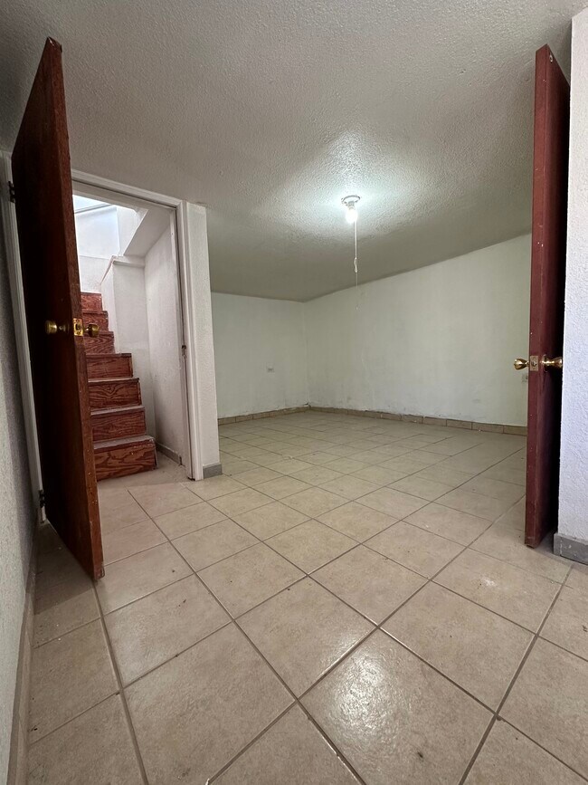 lower level bedroom w/bath - 3315 E Missouri Ave