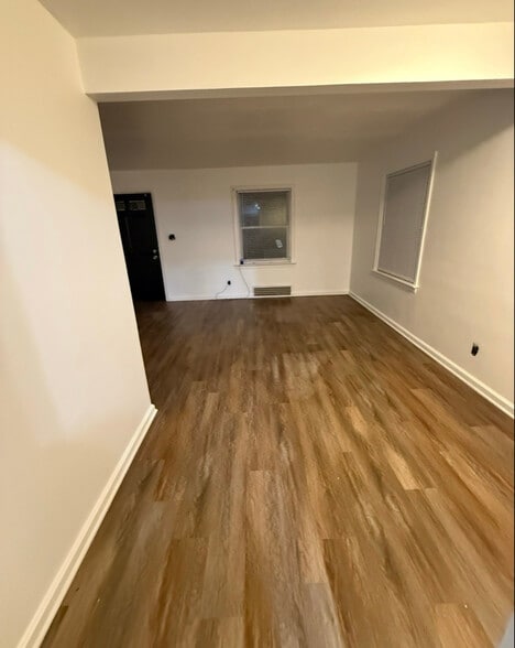 Building Photo - 3938 E 177th St