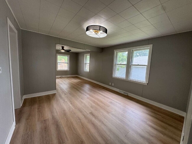 Building Photo - 2-bedroom, 1-bath single-family home located on Ottawa's south side