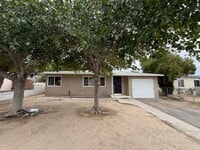 Building Photo - 4 Bedroom 2 Bathroom House with Fenced Yard & 1 Car Garage