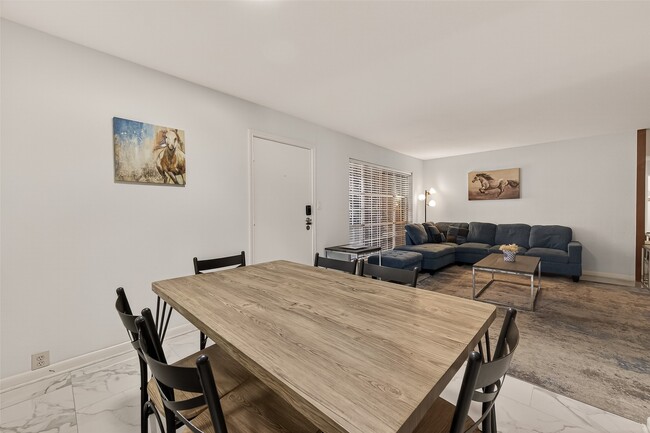 Building Photo - 2201 Fountain View Dr