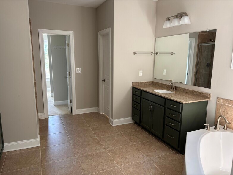 Building Photo - 2035 Davallia Ct