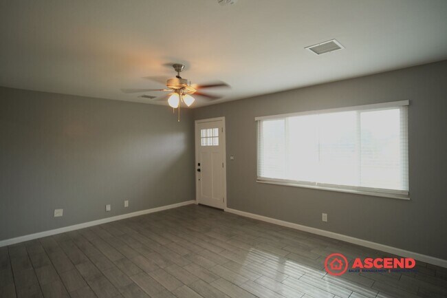 Building Photo - 3-Bedroom Home In East Bakersfield!