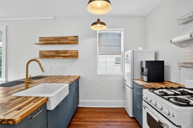 Building Photo - 824 Greenwood Ave NE