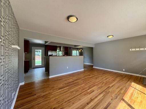 Building Photo - Large Single Family Home Available NOW!! ONE MONTH FREE!!