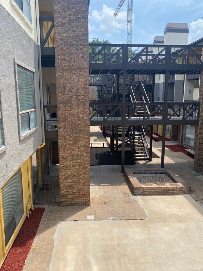 Building Photo - K242 - Croix #219