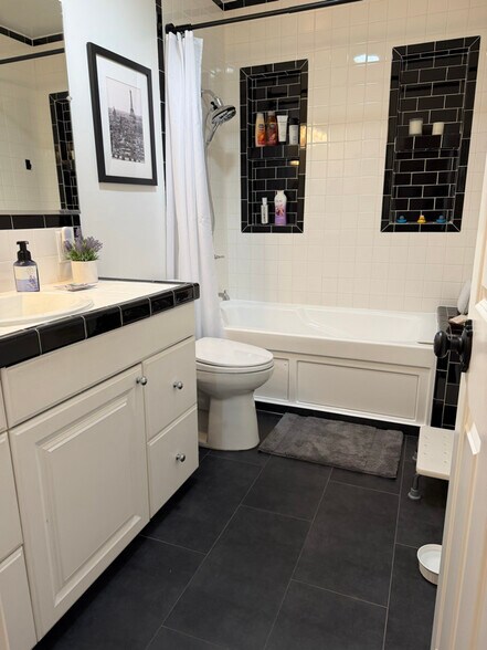 Building Photo - 1127 N California St