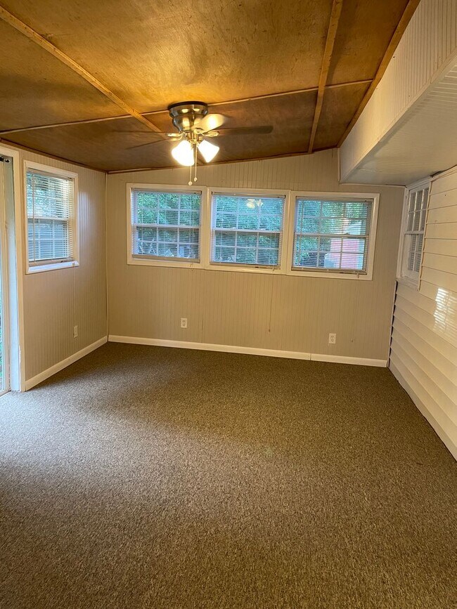 Building Photo - 8927 Cornell Dr