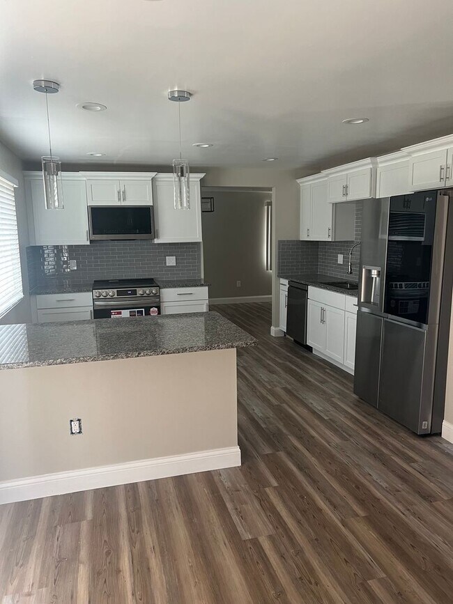 Building Photo - fully renovated 3 bedroom