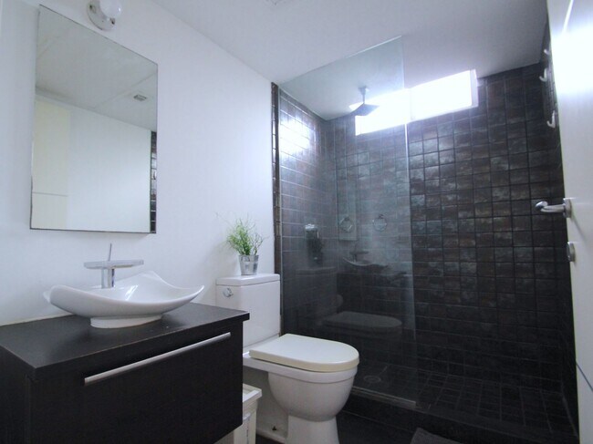 Building Photo - Beautiful garden unit with 1bed/1bath in t...