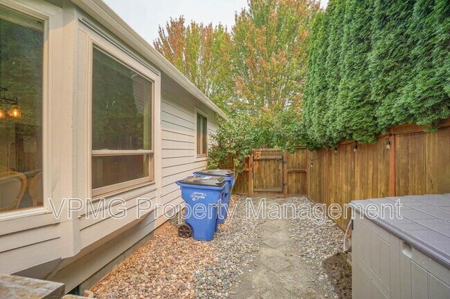 Building Photo - 1204 NE 89th Ave