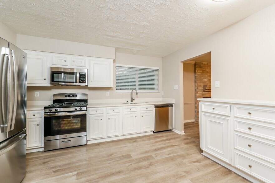 Building Photo - 4018 Oak Run Dr