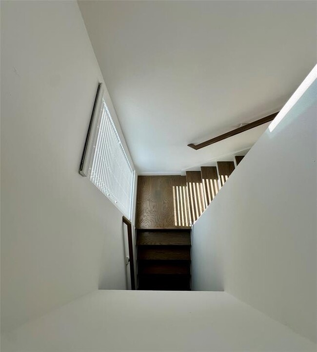 Building Photo - 1221 W 16th St