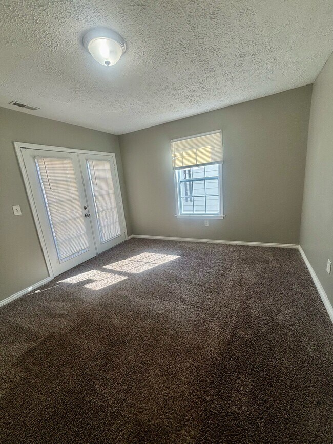 Building Photo - 615 Dresden Ave