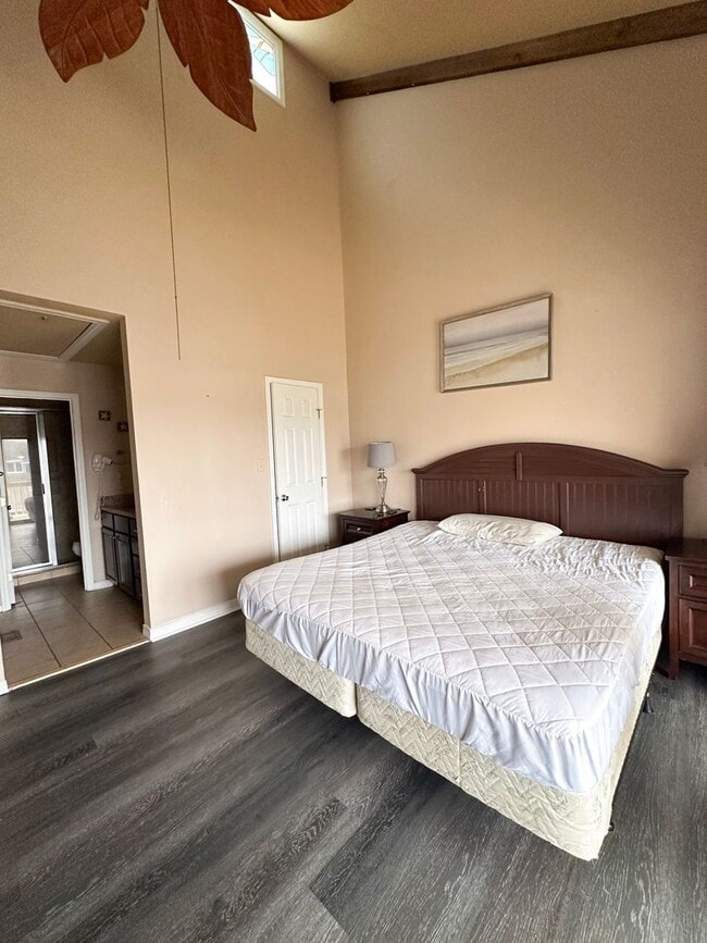 Building Photo - Unfurnished 2 Bedroom Townhome Near the Be...